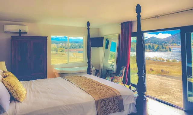 استوديو ملكي بسرير كينج بإطلالة على البحيرة بحوض جاكوزي، Quiet Mind Mountain Retreat 1/3