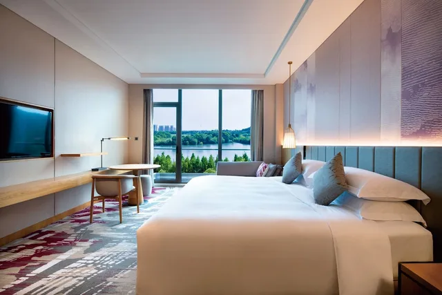 غرفة قياسية بسرير كينج بإطلالة على البحيرة، Crowne Plaza Huzhou 1/8