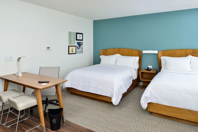 استوديو بسريرين كوين مع أريكة، Element North Kansas City 1/1