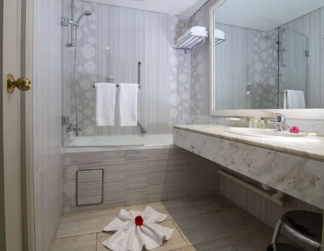 غرفة قياسية رباعية بأربعة أسرّة بإطلالة على البحر، Riadh Palms Resort & Spa 8/8