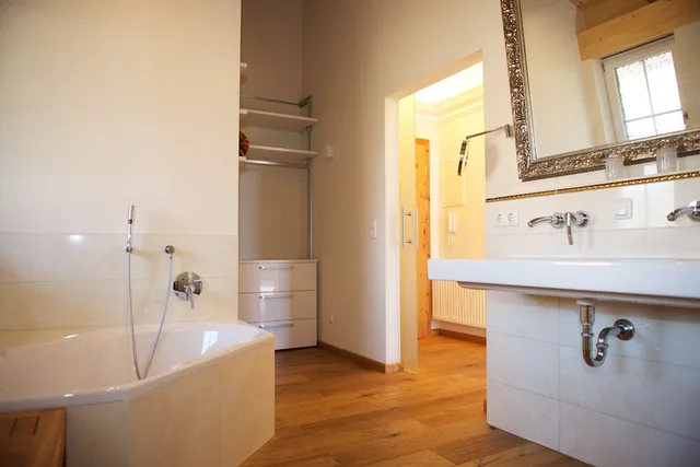 جناح ديلوكس بسرير كينج بإطلالة على الجبل بحوض استحمام، Landhaus Kossel 2/3