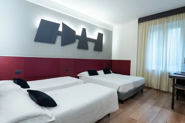 غرفة عائلية بسرير مزدوج وسرير فردي مع أريكة، Hotel Italia 1/7
