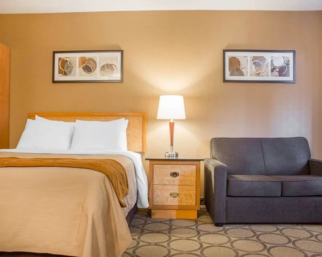 غرفة كومفورت بسرير كوين مع أريكة، Comfort Inn Brantford 10/10