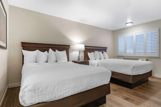 جناح بسريرين كوين مع أريكة بمطبخ، Best Western Rose Garden Inn 3/6
