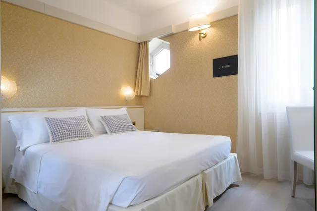 غرفة كلاسيكية بسرير كوين، Hotel Bristol 1/9
