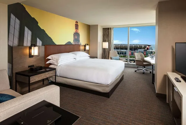 غرفة ركنية بسرير كينج لذوي الإعاقة، Hilton Cleveland Downtown 1/3