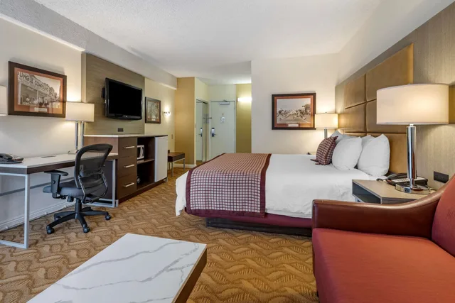 غرفة قياسية كبيرة بسرير كينج مع أريكة، Best Western Plus Thousand Oaks Inn 4/5