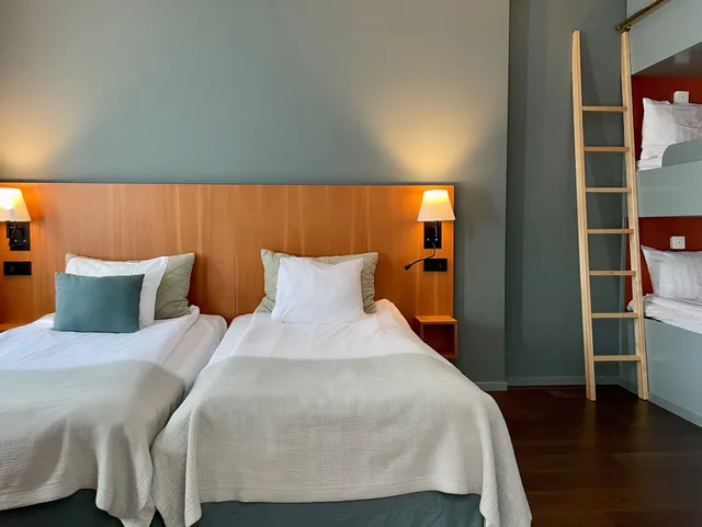 غرفة عائلية بسريرين منفصلين وسرير بطابقين مع أريكة، Quality Globe Hotel 1/6