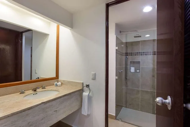 غرفة قياسية بسرير كينج بإطلالة على الحديقة بشرفة، Cozumel Hotel & Resort 2/2