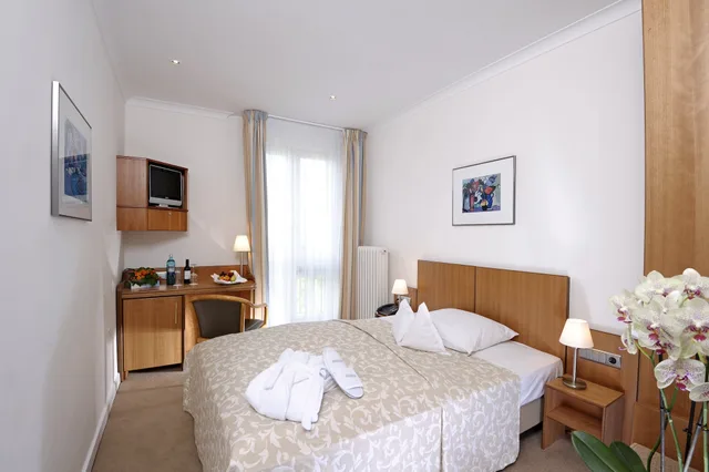 غرفة صغيرة بسرير كوين، Baseler Hof Hotel 5/8
