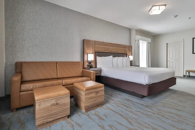 جناح بسرير كينج بإطلالة على المدينة مع أريكة، The Penn Stroud Stroudsburg - Poconos, an Ascend Collection Hotel 3/7
