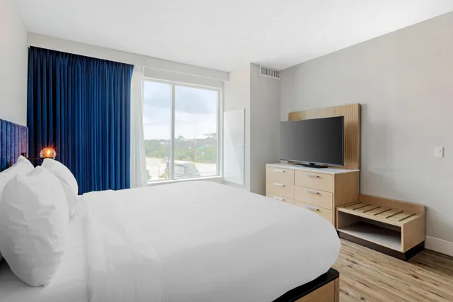 1 Bedroom, Downtown, Suite, Downtown View، EVEN Hotel Waco - University Area, an IHG Hotel 1/5