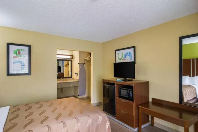 غرفة قياسية بسرير كينج، Stayable Suites Jacksonville West 9/10