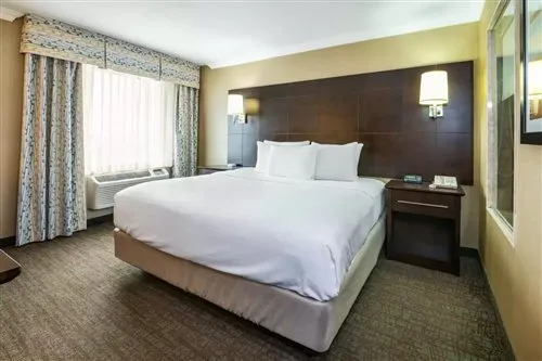 غرفة بسرير مزدوج أو سريرين منفصلين، Comfort Inn and Conference Centre Toronto Airport 1/1