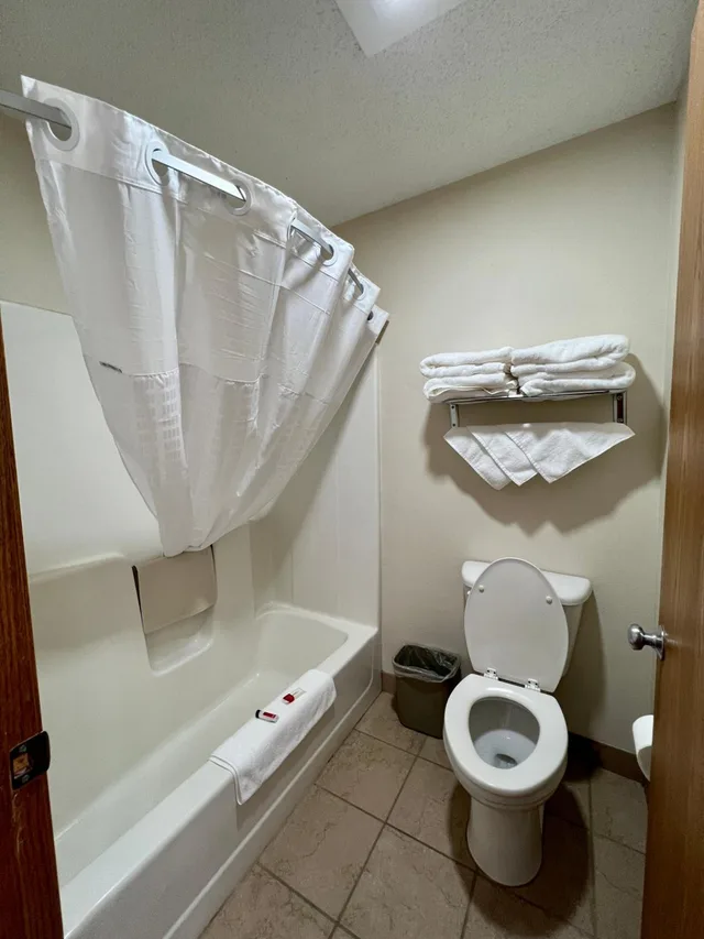 غرفة سوبيريور ثلاثية، Reston Inn & Suites 9/10