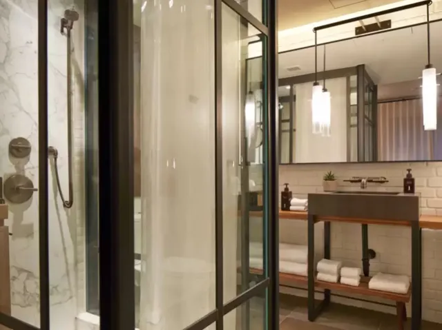 جناح جونيور، 1 Hotel Central Park 1/1