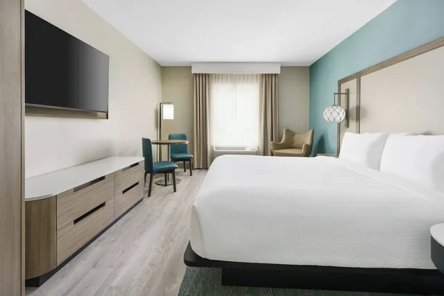 غرفة بسرير كينج مع أريكة لذوي الإعاقة، Fairfield Inn & Suites by Marriott Marathon Florida Keys 1/4