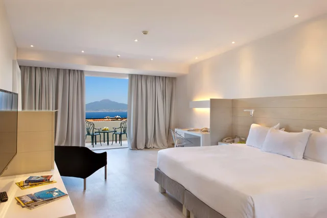 غرفة ديلوكس بسرير مزدوج بإطلالة على البحر، Hilton Sorrento Palace 3/4