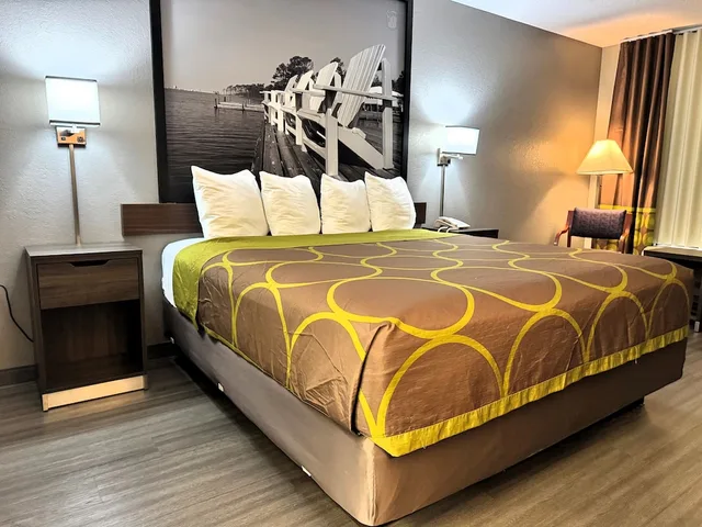 غرفة قياسية بسرير كينج للمدخنين، Super 8 by Wyndham Diberville Biloxi Area 4/10