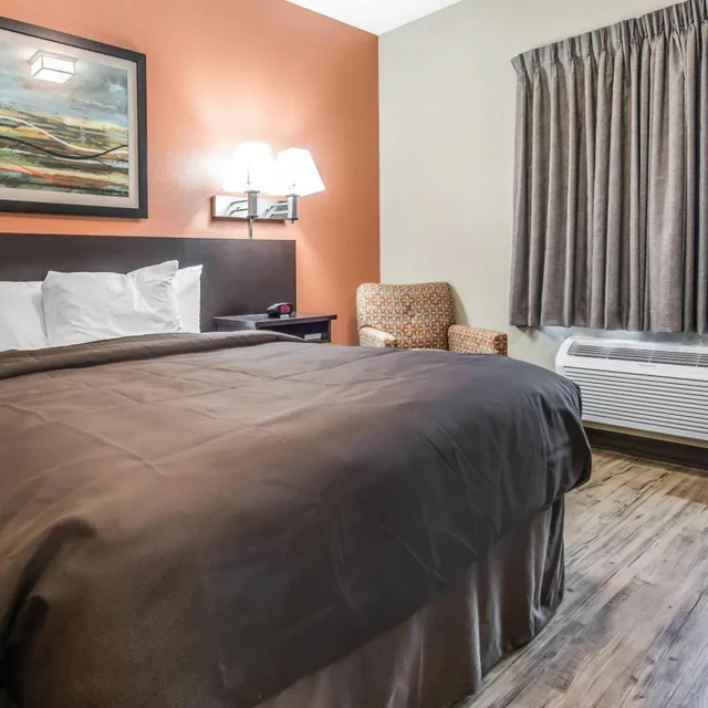 غرفة قياسية بسرير كوين لذوي الإعاقة، Suburban Studios Washington, PA 1/6