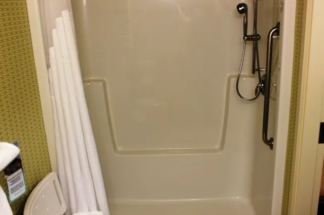 جناح بسرير كينج مع أريكة، HOLIDAY INN EXPRESS YORKTON EAST 3/3