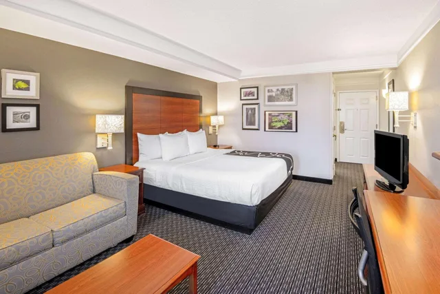غرفة ديلوكس بسرير كينج مع أريكة، La Quinta Inn & Suites by Wyndham San Antonio Airport 2/6