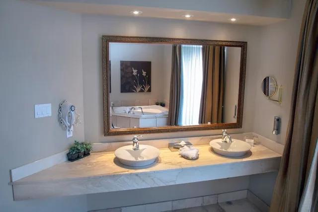 Efficiency, Suite, King Bed, Sofa, Jetted Tub، Hotel Brossard 6/6