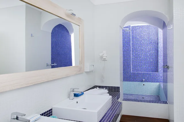 جناح بسرير كينج بإطلالة على البحر بغرفة نوم واحدة مع أريكة، Hotel Mamela 5/7