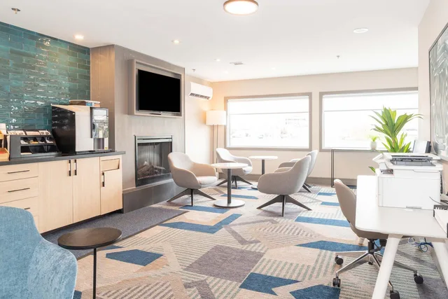 غرفة بسرير كينج، Sandman Signature Toronto Airport Hotel 2/2