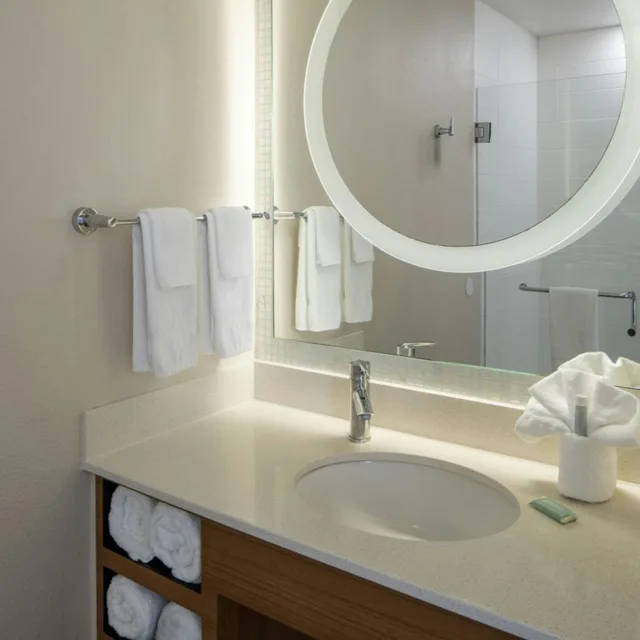 جناح بسرير كينج مع سرير سحّاب إضافي مع أريكة بحوض استحمام لذوي الإعاقة، SpringHill Suites by Marriott Lake Charles 2/4
