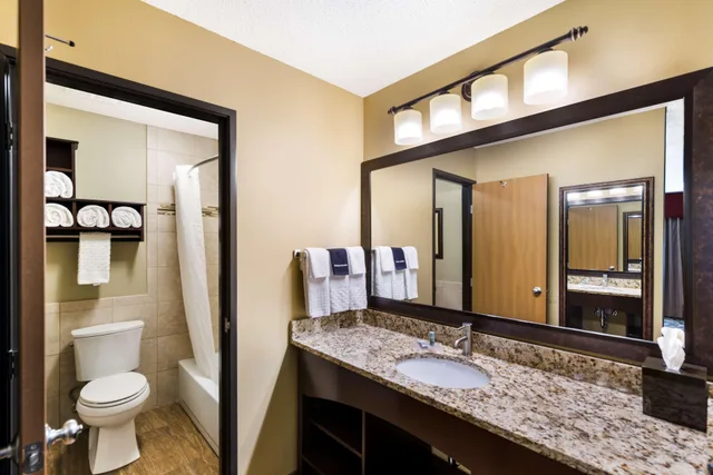 جناح بسرير كينج بغرفة نوم واحدة مع أريكة، Best Western Derby Inn 4/4