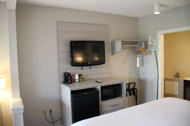غرفة بسرير كينج بإطلالة على المدينة، Boca Suites Deerfield Beach, SureStay Collection by Best Western FL 2/8