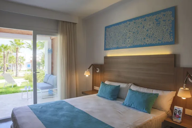 جناح بسريرين مزدوجين بشرفة مع أريكة، Cala Llenya Resort Ibiza Formerly Ola Club Cala Llenya 2/3