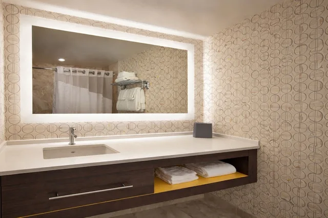Standard, King Bed, Holiday Inn Montreal Longueuil 4/4