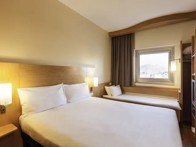 غرفة بسرير مزدوج وسرير فردي مع سرير إضافي، Ibis London Luton Airport 2/3
