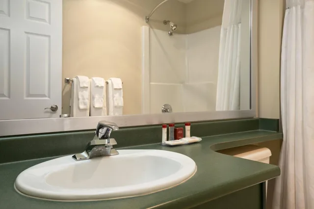 Room, King Bed, Queen Bed, Ramada Limited - Merritt 9/10