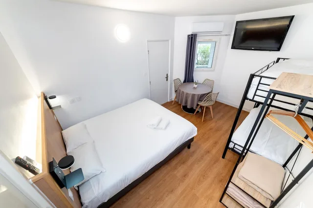 غرفة قياسية بسرير مزدوج وسريرين منفصلين، Kyriad Direct Macon Sud 2/10