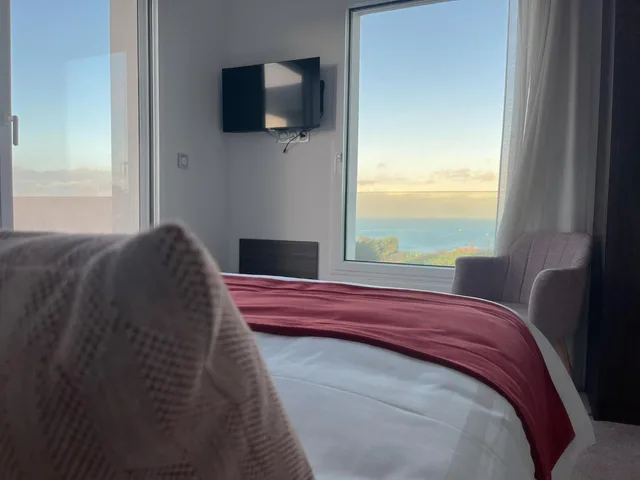 جناح ديلوكس بإطلالة على البحر، Hotel Le Manoir du Roselier 3/5
