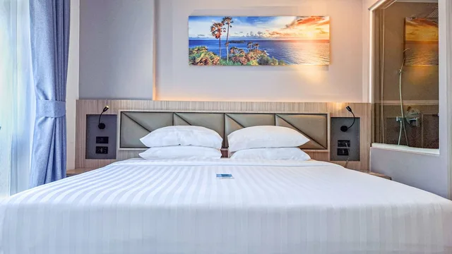 غرفة ديلوكس بسرير كينج بإطلالة على المدينة بشرفة، Clarian Hotel Beach Patong 7/10