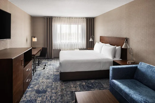 غرفة بسرير كينج، Four Points by Sheraton Edmonton South 2/10