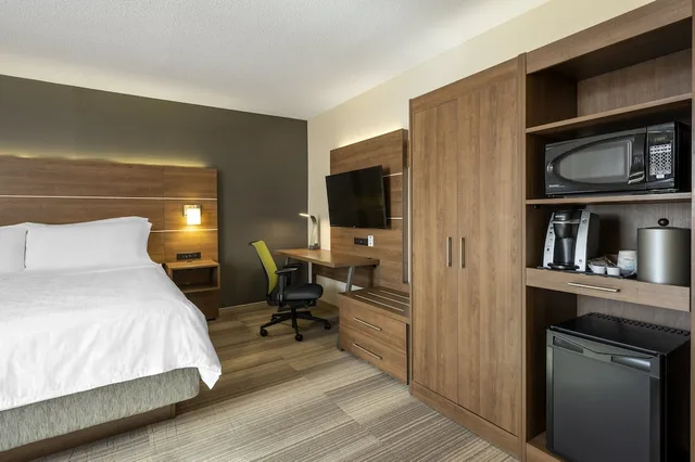 Standard, King Bed, Extra Floor Space، Holiday Inn Express Toronto Downtown 2/9