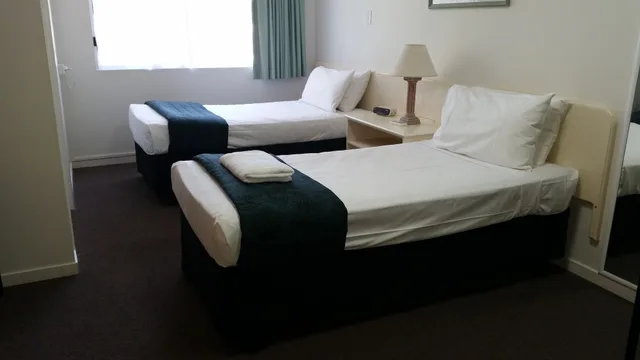 Motel, Twin Beds, Sofa، Southport Motel & Apartments 2/6