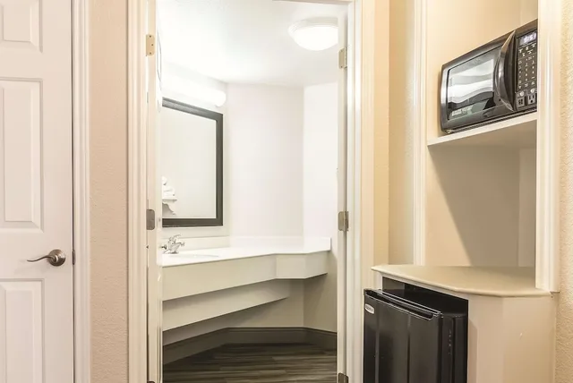 غرفة ديلوكس بسرير كينج، La Quinta Inn And Suites By Wyndham Orlando Airport North 8/9
