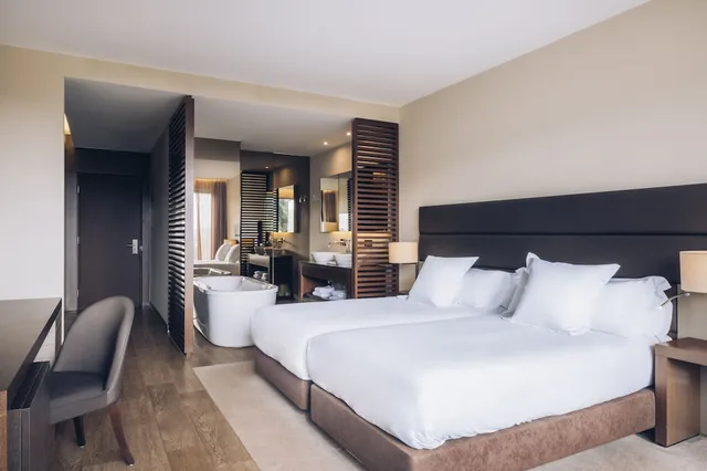 غرفة بسرير مزدوج بإطلالة جزئية على البحر، Iberostar Selection Lagos Algarve 1/3