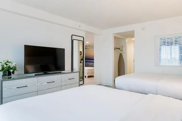 Family Suite, 2 Queen and Twin Beds, Hotel Bethany Beach 5/6