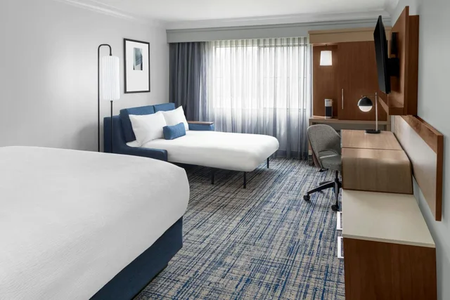 غرفة كبيرة بسرير كينج مع أريكة، Courtyard By Marriott Palo Alto Los Altos 5/10