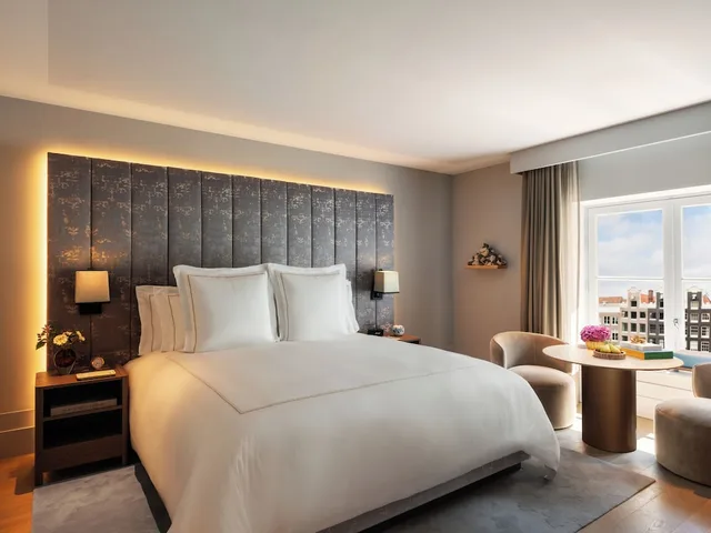 غرفة بريميير بسرير كينج بإطلالة على القناة، Rosewood Amsterdam 1/3