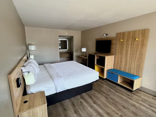 غرفة بسرير كوين بمطبخ صغير للمدخنين، Days Inn By Wyndham Ruther Glen Kings Dominion Area 1/4