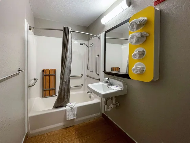 غرفة قياسية بسرير مزدوج لذوي الإعاقة، Motel6 Camp Springs, DC - South Camp Springs 6/6