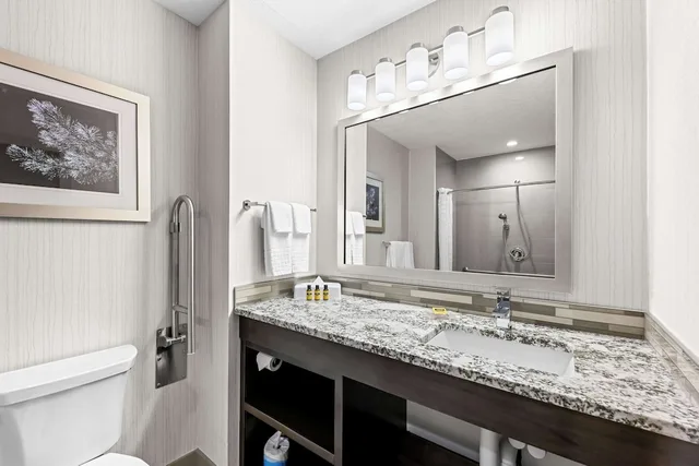 غرفة قياسية بسرير كينج بمطبخ صغير، Best Western Plus Airdrie Gateway 4/5